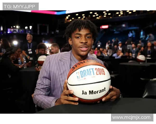 小国足球明星的崛起与奋斗历程：从默默无闻到世界舞台的闪耀